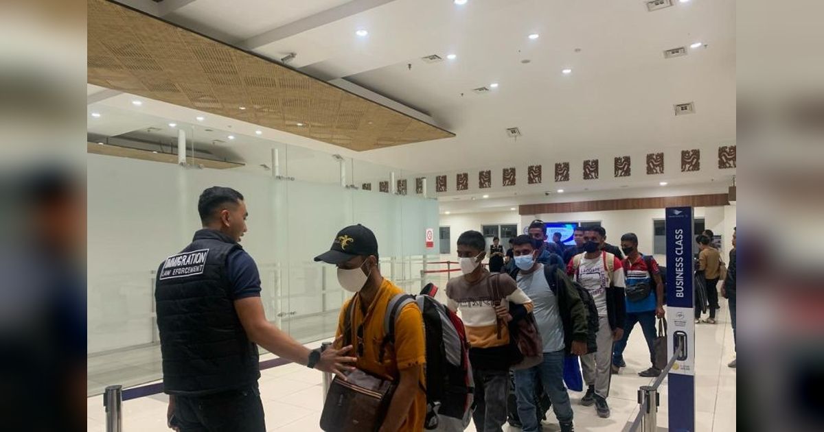 Imigrasi Atambua Deportasi 8 WNA Bangladesh yang Langgar Aturan Keimigrasian