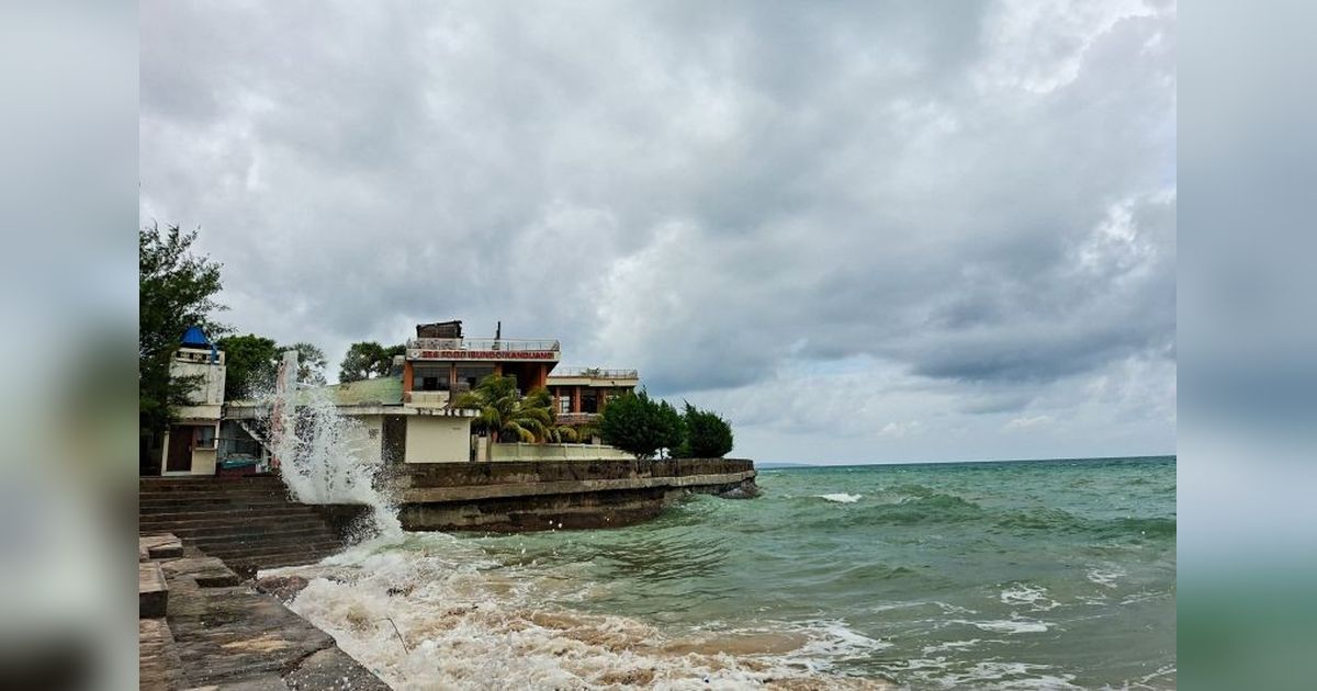 BMKG Peringatkan Potensi Gelombang Tinggi 4 Meter di Laut NTT