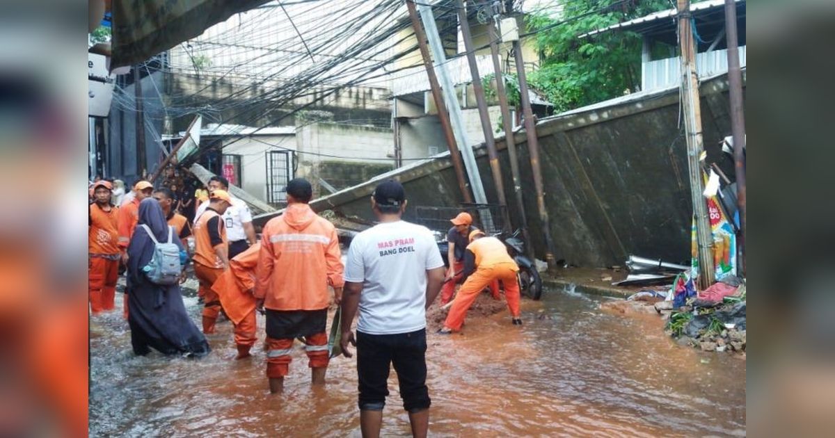 Tembok Roboh di Kalibata Akibat Hujan Deras, BPBD Jaksel Pasang Kayu Dolken