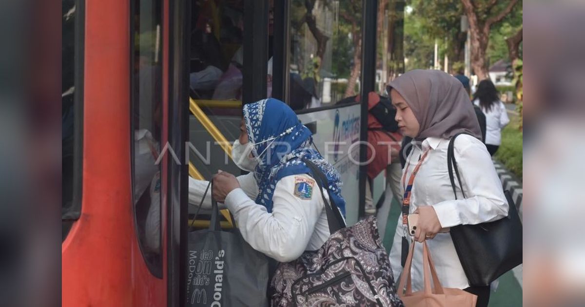 ASN DKI Jakarta Taat Aturan Naik Transportasi Umum: 96 Persen Patuh!