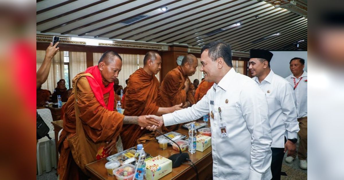 Gubernur Jateng Sambut Hangat Rombongan Biksu Thudong dari Thailand