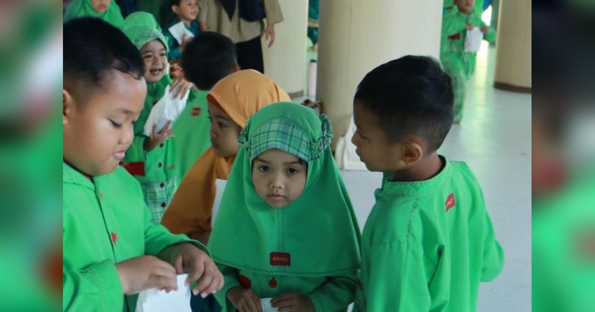 Dispersip Kalsel Cegah Stunting dengan Bagi Makanan Bergizi untuk Pustakawan Cilik