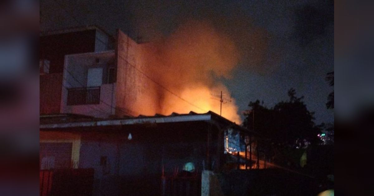 Kebakaran Gudang Dekorasi di Kebon Jeruk, 30 Personel Damkar Dikerahkan