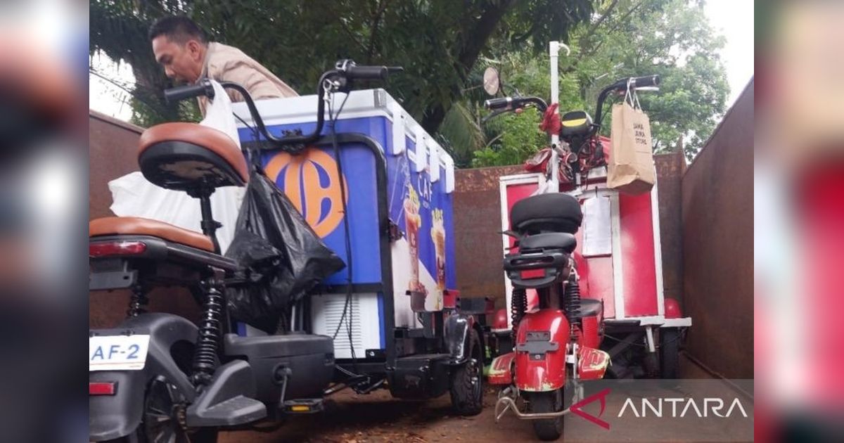 Satpol PP Palembang Tertibkan Pedagang Kopi Keliling di Jalan Pom IX