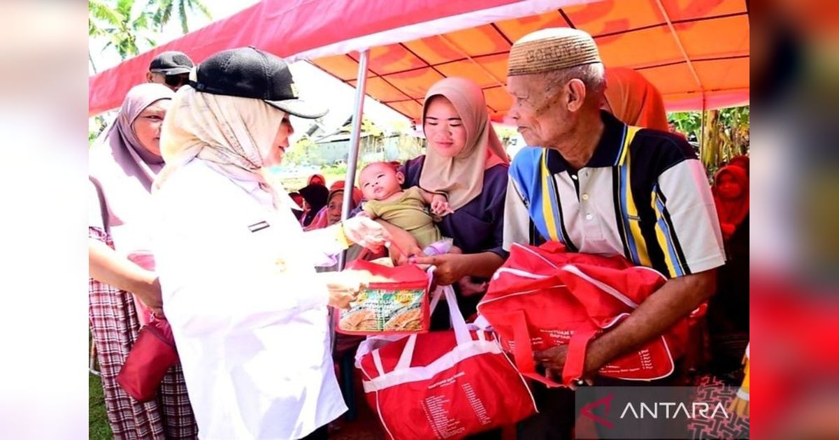 Wagub Gorontalo Salurkan Bantuan untuk Korban Puting Beliung di Telaga Biru