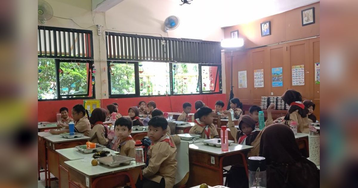 Prabowo dan Bill Gates Kunjungi SDN Jati 03, Temukan Menu MBG Variatif Termasuk Kentang dan Spageti