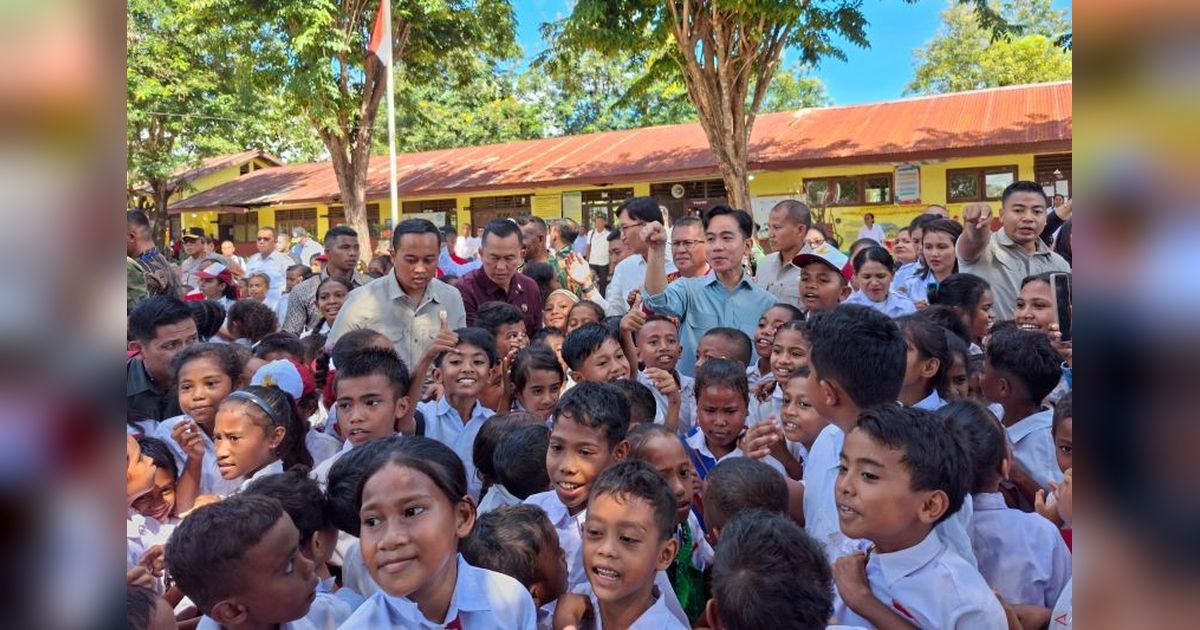 Wakil Presiden Gibran Bagikan Bantuan Pendidikan di Kupang, NTT