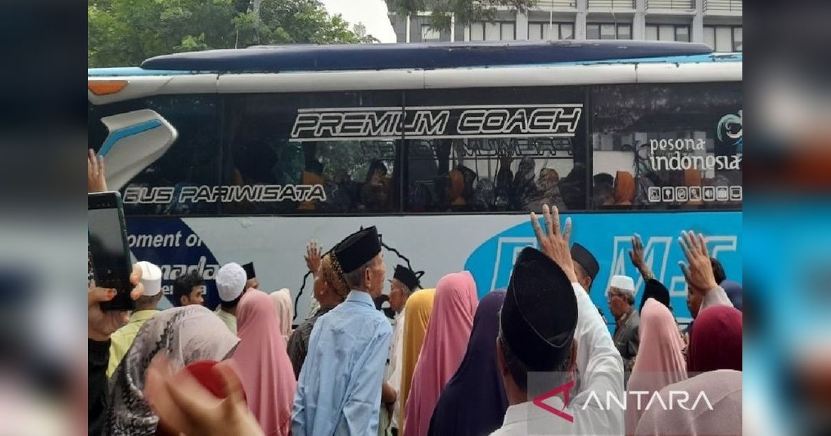 11 Calon Haji Lansia Prioritas dari Cilegon Berangkat ke Tanah Suci