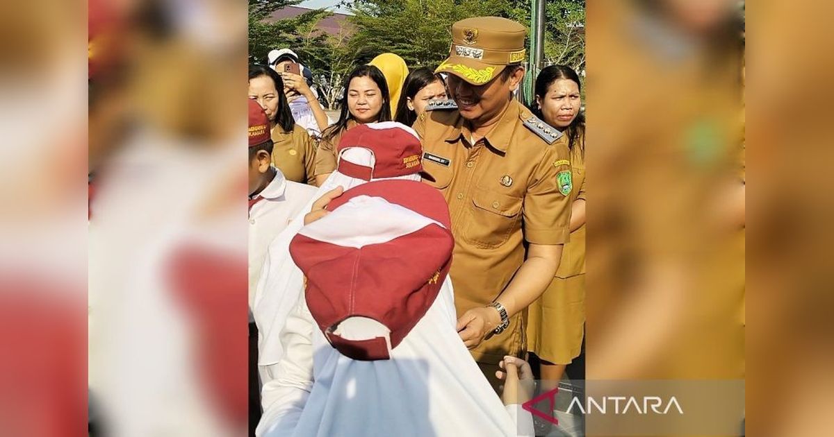 Seragam Sekolah Gratis di Sukamara: Bupati Masduki Pastikan Tak Ada Pungutan Biaya
