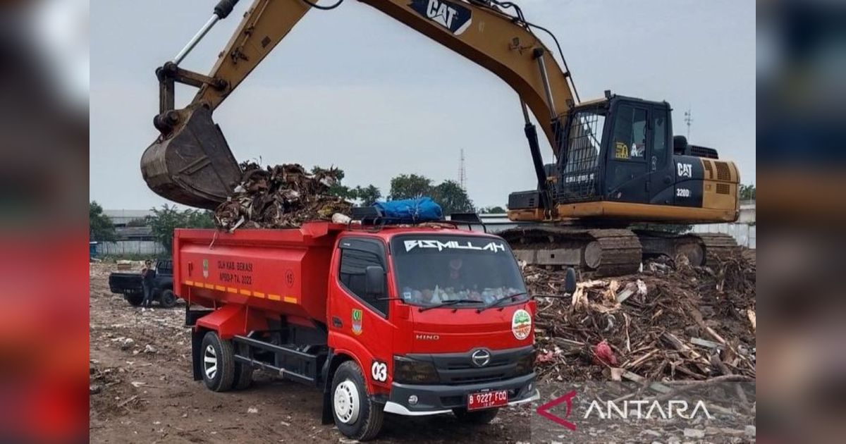 DLH Kabupaten Bekasi Angkut 150 Ton Limbah Bangunan Liar di Bendungan Kali CBL
