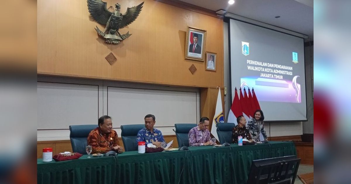 Wali Kota Jaktim Baru Cek Kondisi JPO Rusak dan Kabel Semrawut