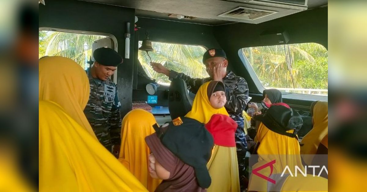 TNI AL Bangka Belitung Tanamkan Cinta Bahari pada Ratusan Pelajar