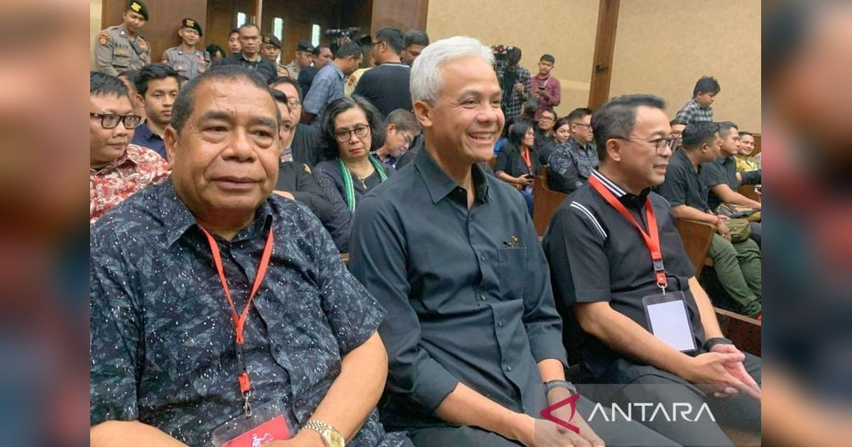 Ganjar Pranowo Kembali Hadiri Sidang Hasto Kristiyanto: Dukungan untuk Sahabat Lama