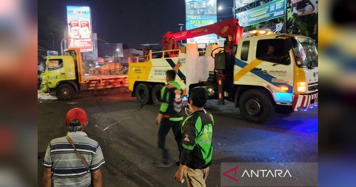 Tragedi di Semarang: Truk Pengangkut Kertas Terguling, Satu Orang Tewas