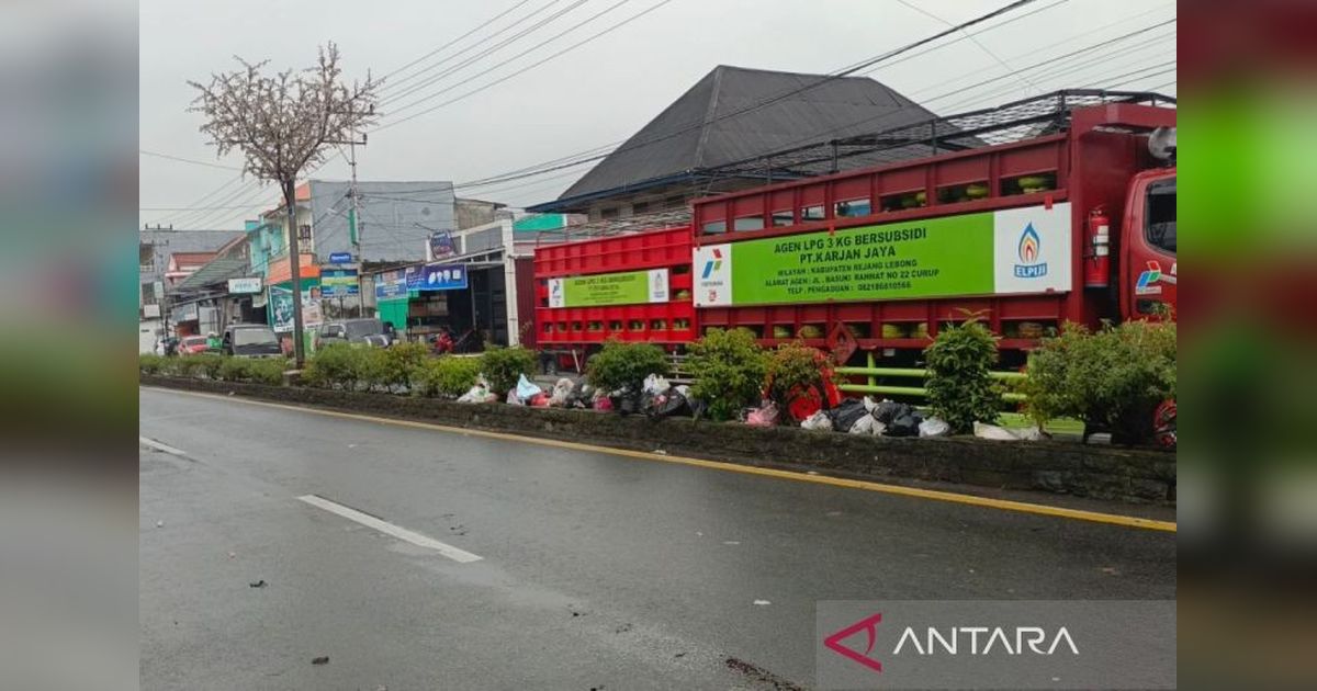 DLH Rejang Lebong Imbau Warga Jangan Buang Sampah di Median Jalan