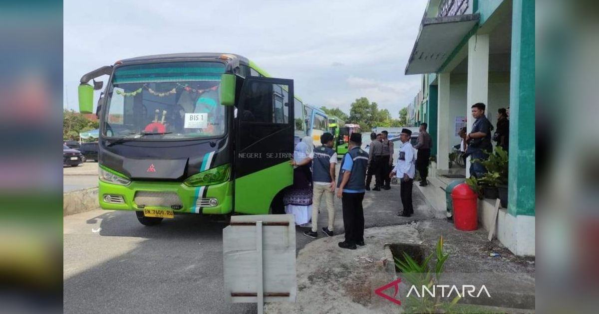 128 Jamaah Calon Haji Bangka Barat Berangkat ke Tanah Suci