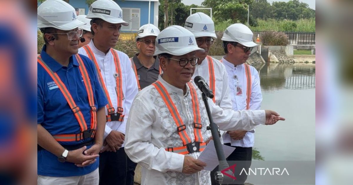 Gubernur DKI Buktikan Air Olahan Limbah Kali Mookervart Layak Minum