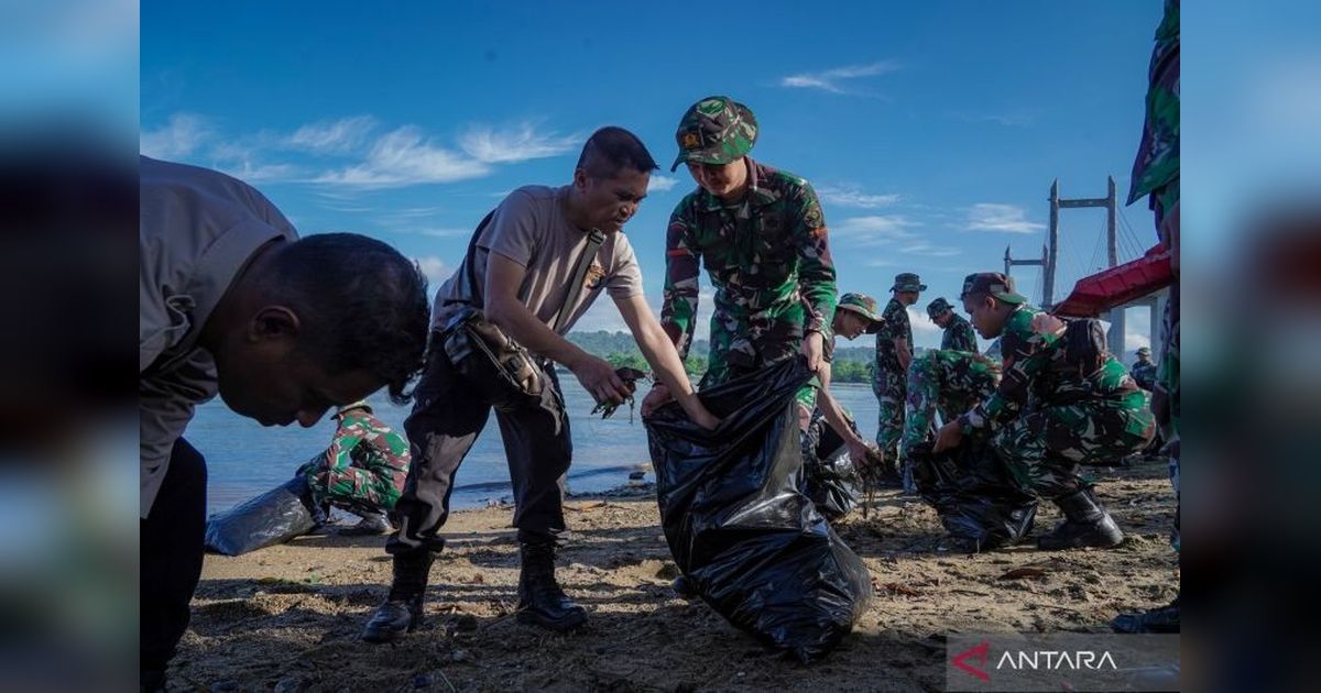 Kodam Pattimura Bersihkan Pantai Ambon, Sambut HUT ke-68 dengan Aksi Nyata