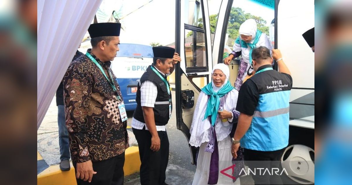 Kemenag Sumbar Prioritaskan Jamaah Haji Lansia dengan Kokarde Khusus