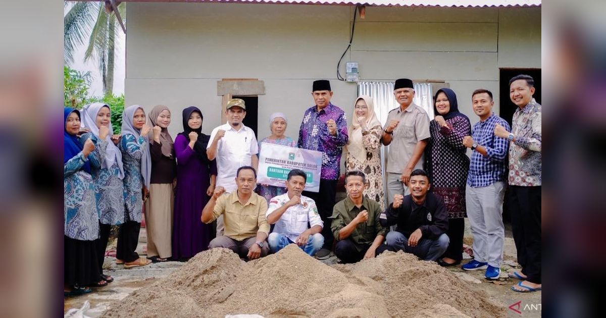 Pemkab Solok Berikan Bantuan Bedah Rumah dan Penanggulangan Bencana