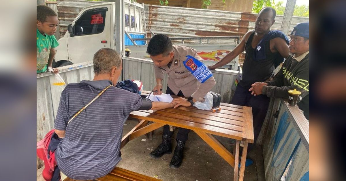 Satgas Keladi Sagu Polres Jayapura Berikan Pelayanan Kesehatan Gratis di Genyem