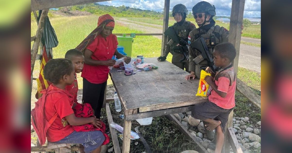 Satgas Damai Cartenz Patroli Dialogis, Dekatkan Diri dengan Anak-Anak di Kenyam