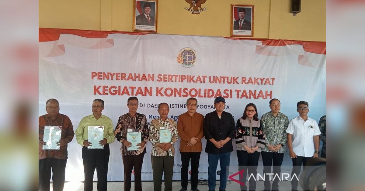 Menteri ATR/BPN Serahkan 811 Sertifikat Tanah Konsolidasi di Bantul