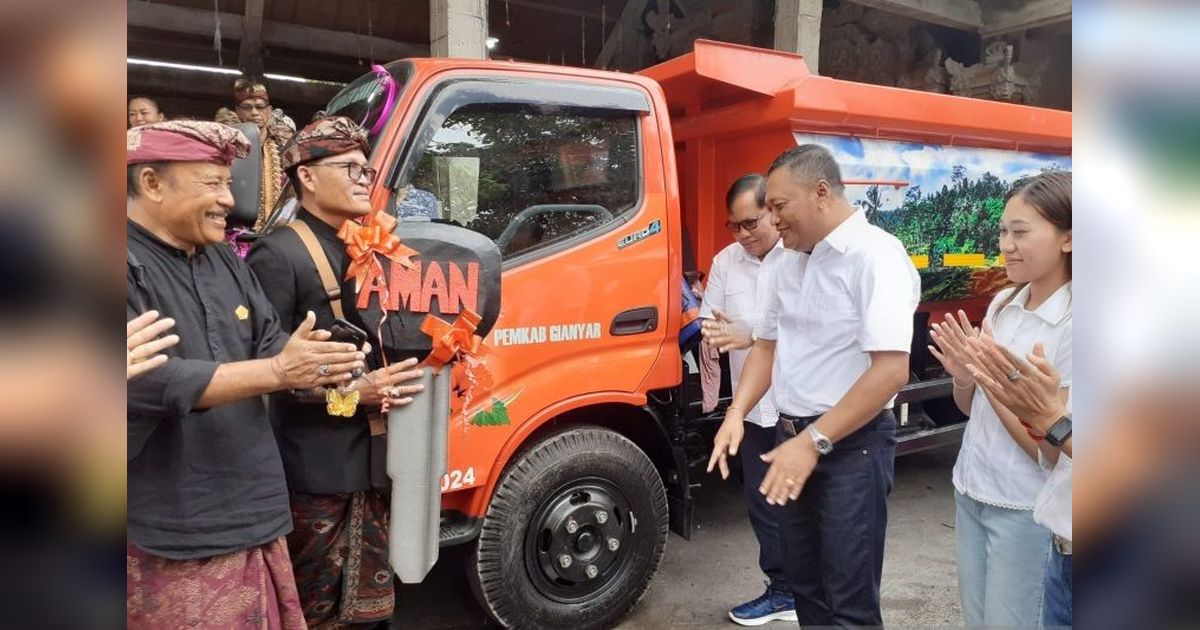Pemkab Gianyar Berikan Bantuan Truk Sampah untuk Ubud dan Katik Lantang-Lobong