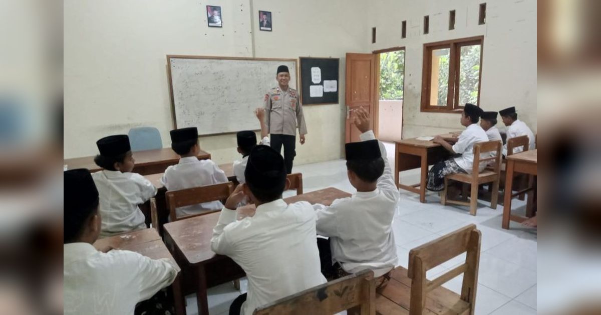 Aiptu Herman: Abdi Negara yang Mengajar di Pondok Pesantren