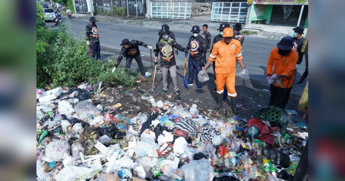 100 Personel Satpol PP Bantul Bersihkan Sampah Liar di Ring Road Selatan