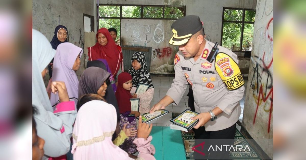 Kapolres Baubau Tebar Buku Iqro untuk Anak Jalanan:  Menumbuhkan Semangat Belajar Agama