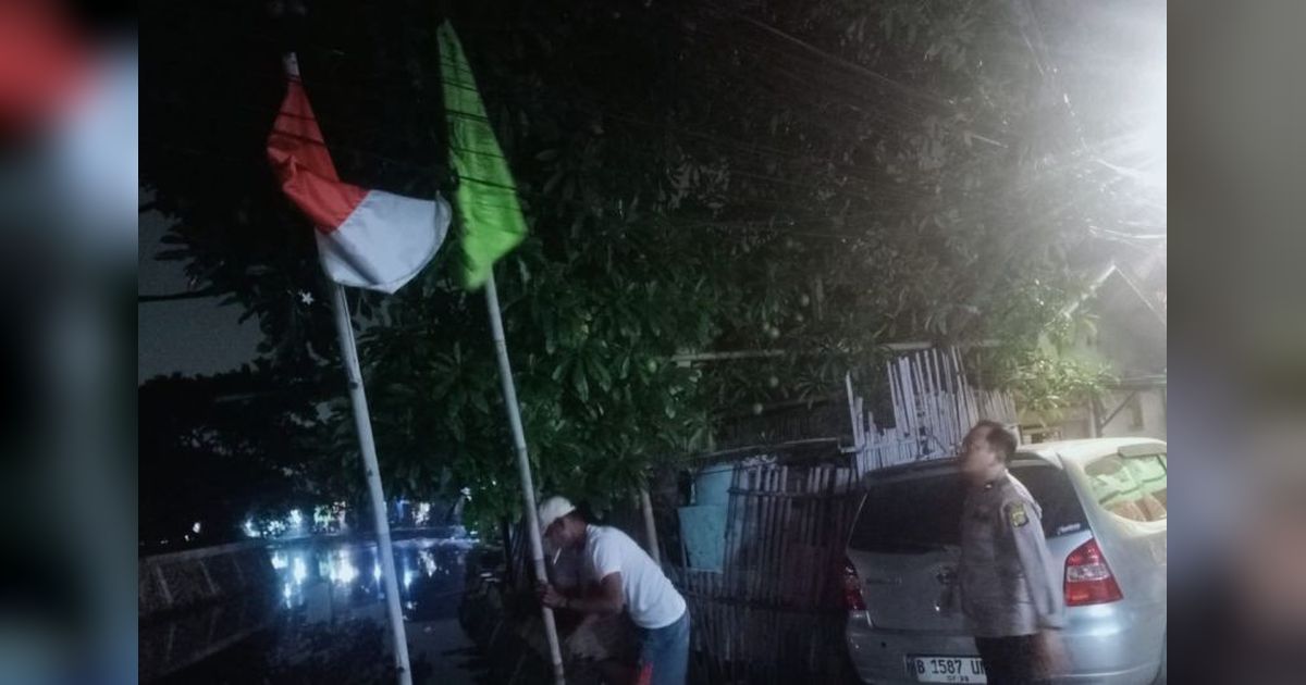 Polisi Turunkan Atribut Ormas di Cilincing, Jakarta Utara