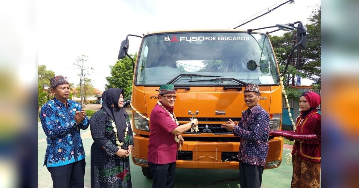 Mitsubishi Fuso Hibahkan Truk Fighter untuk SMK di Madura, Tingkatkan SDM Otomotif