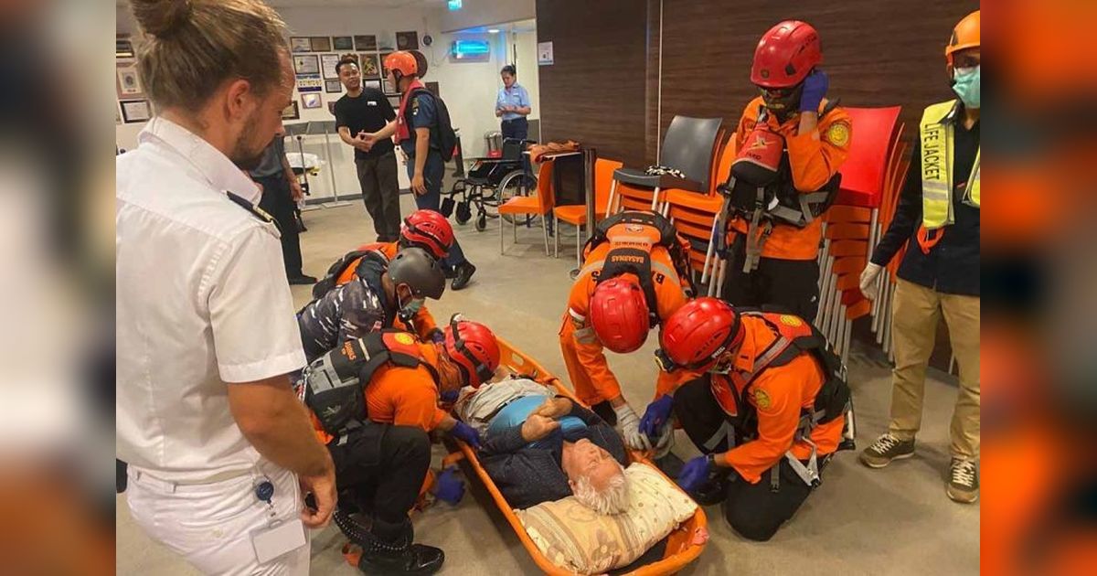 Tim SAR Indonesia Evakuasi Warga Jerman dan Rusia Sakit di Perairan Aceh