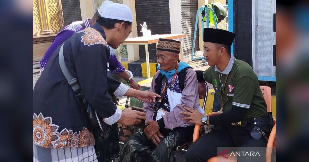 PPIH Surabaya Tangani Calon Haji dengan Gejala Demensia