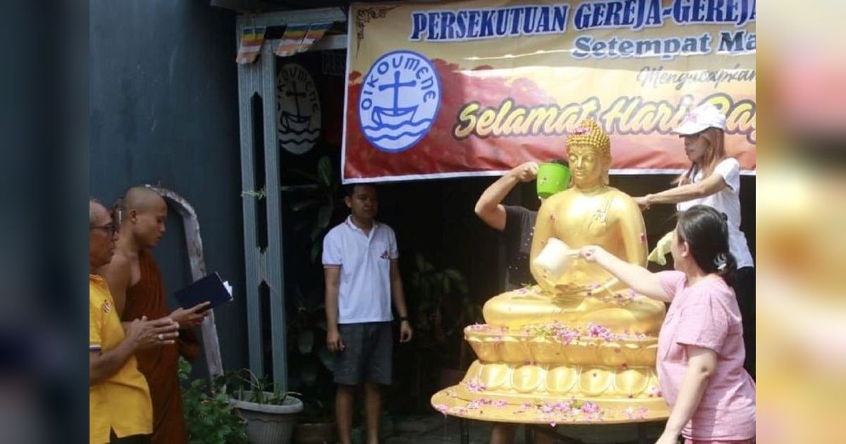Jelang Waisak, Vihara Giri Bandha Sukhavati Madiun Bersihkan Rupang Buddha