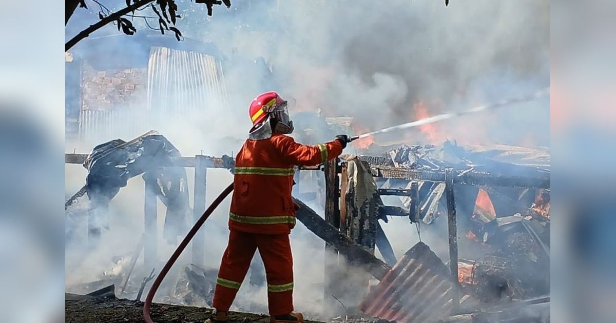 Lima Armada Damkar Kota Jambi Padamkan Kebakaran Dua Rumah di Sipin