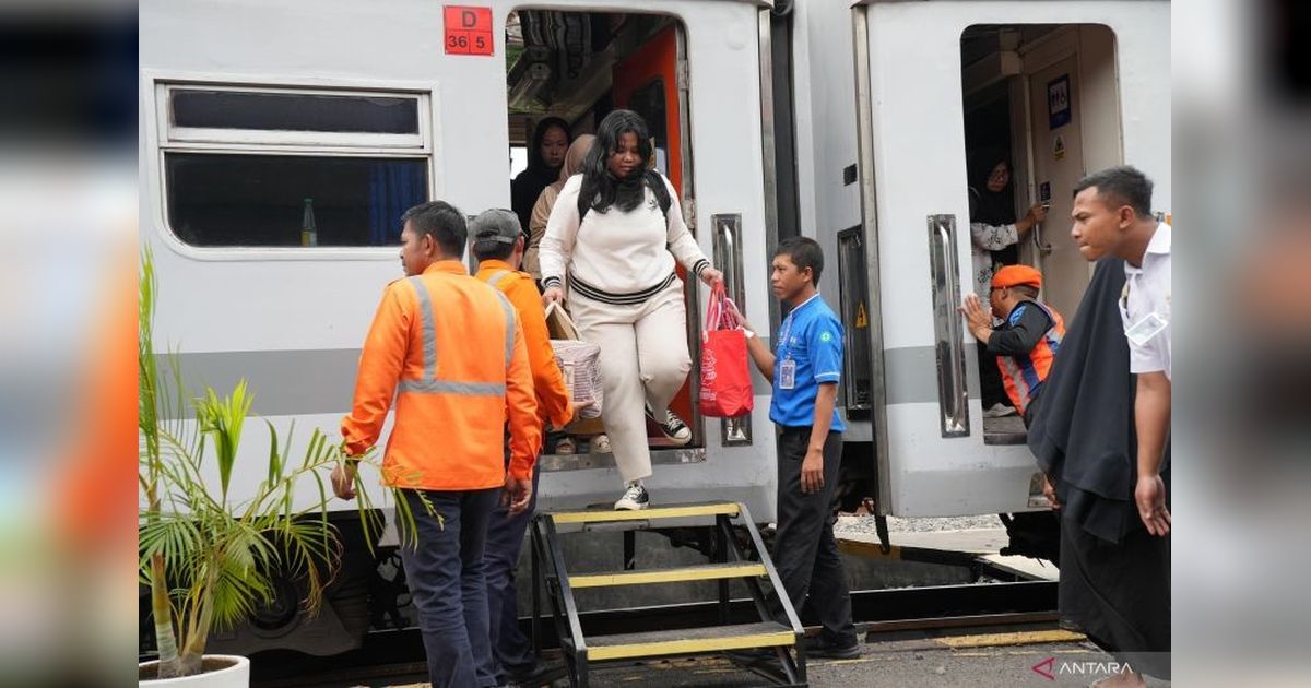 Lonjakan Penumpang Kereta Api di Stasiun Baturaja Selama Libur Waisak