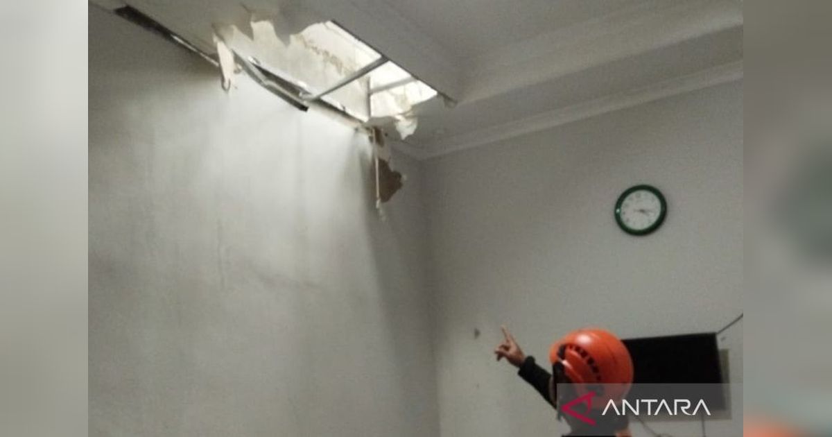 Angin Kencang Rusak 20 Rumah di Kamal, Jakbar; Dua Warga Luka