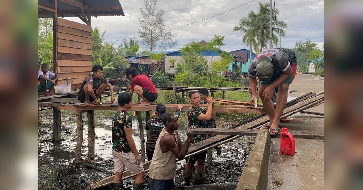 TNI Bangun Rumah Warga Tidak Layak Huni di Asmat, Papua Selatan