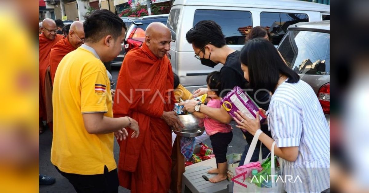 Ribuan Umat Buddha Makassar Ikuti Ritual Pindapata Waisak 2569