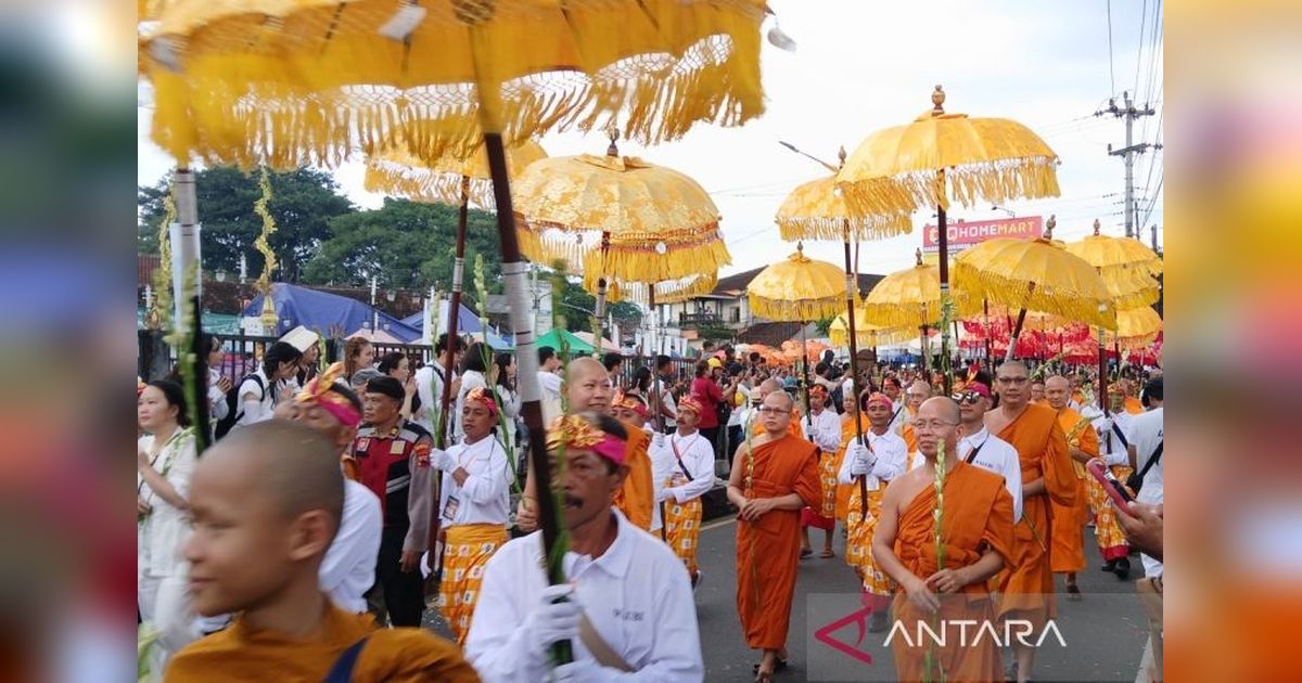 Ribuan Umat Buddha Kirab Menuju Borobudur, Merayakan Tri Suci Waisak