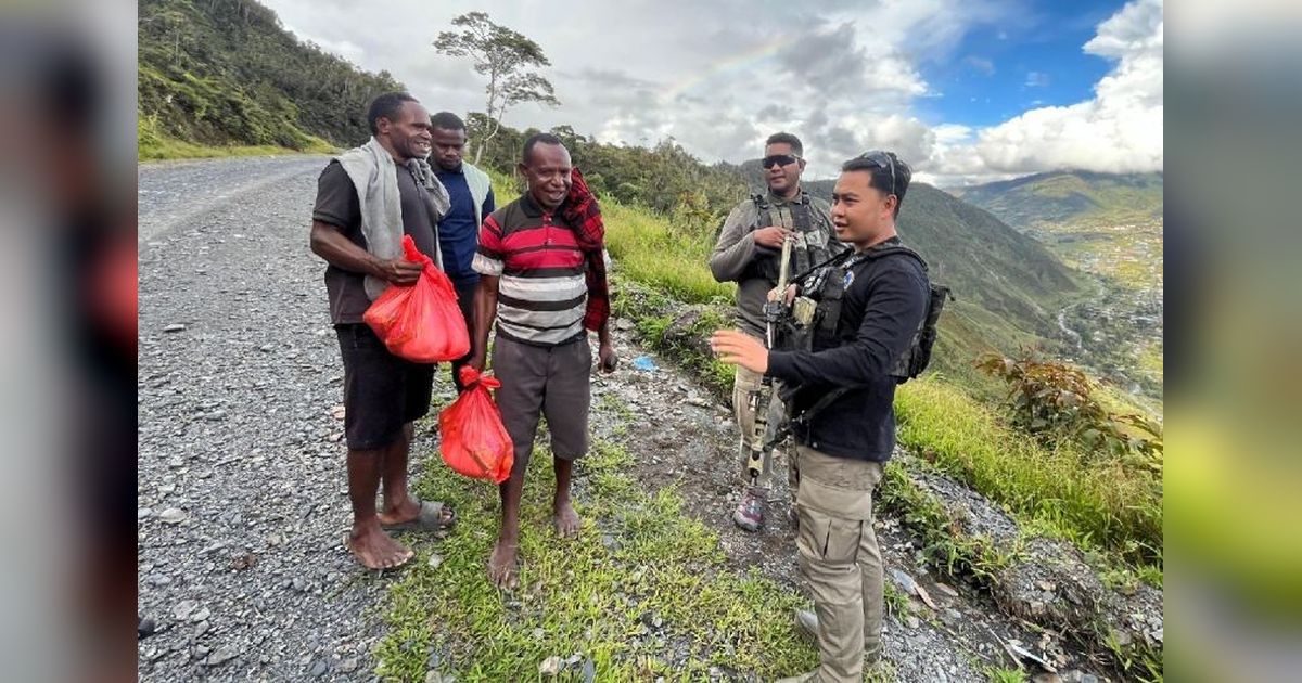 Satgas Damai Cartenz Tebar Kebaikan di Kampung Wuyuneri, Puncak Jaya