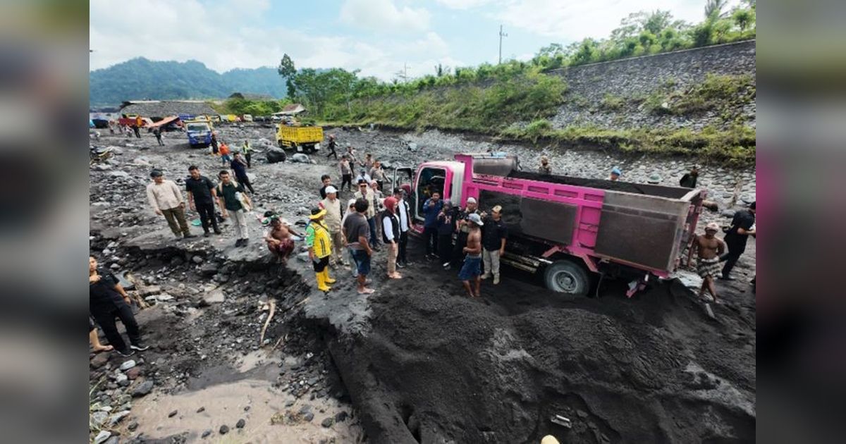 Tanggul Rusak Akibat Banjir Lahar Semeru Diperbaiki, Pemkab Lumajang Bergerak Cepat