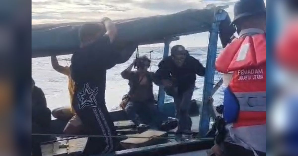 Evakuasi Darurat Kapal KM Barok di Perairan Pulau Tikus