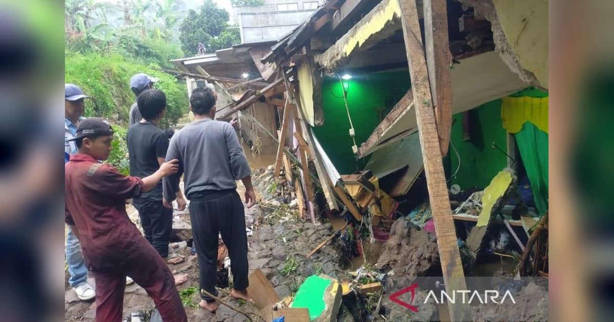 Evakuasi Satu Keluarga di Cipanas Akibat Tembok Penahan Tanah Ambruk
