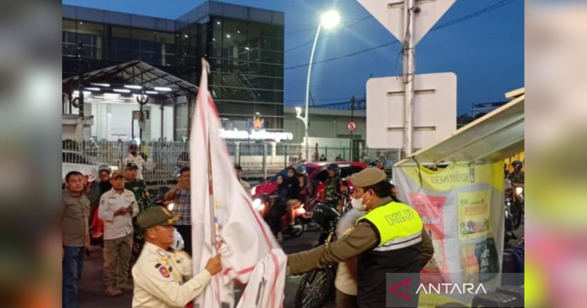 Polda Metro Jaya Tertibkan 14 Atribut Ormas di Jaktim, Cegah Gangguan Keamanan