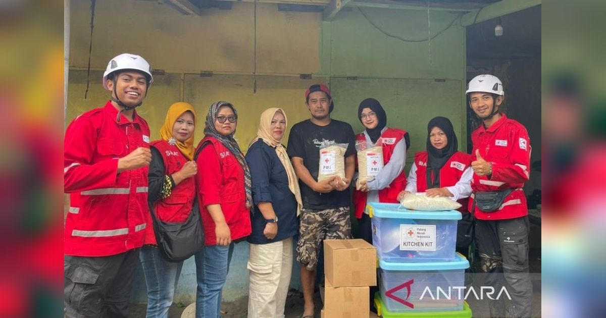 PMI Cianjur Salurkan Bantuan Logistik Pasca Ambruknya Tembok Penahan Tanah di Cipanas