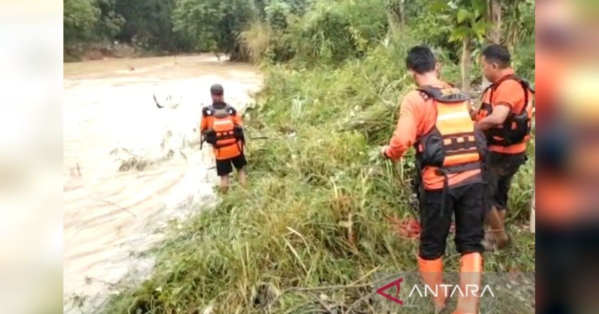 Bocah 12 Tahun Terseret Arus Sungai di Pamekasan, Tim Gabungan BPBD Lakukan Pencarian
