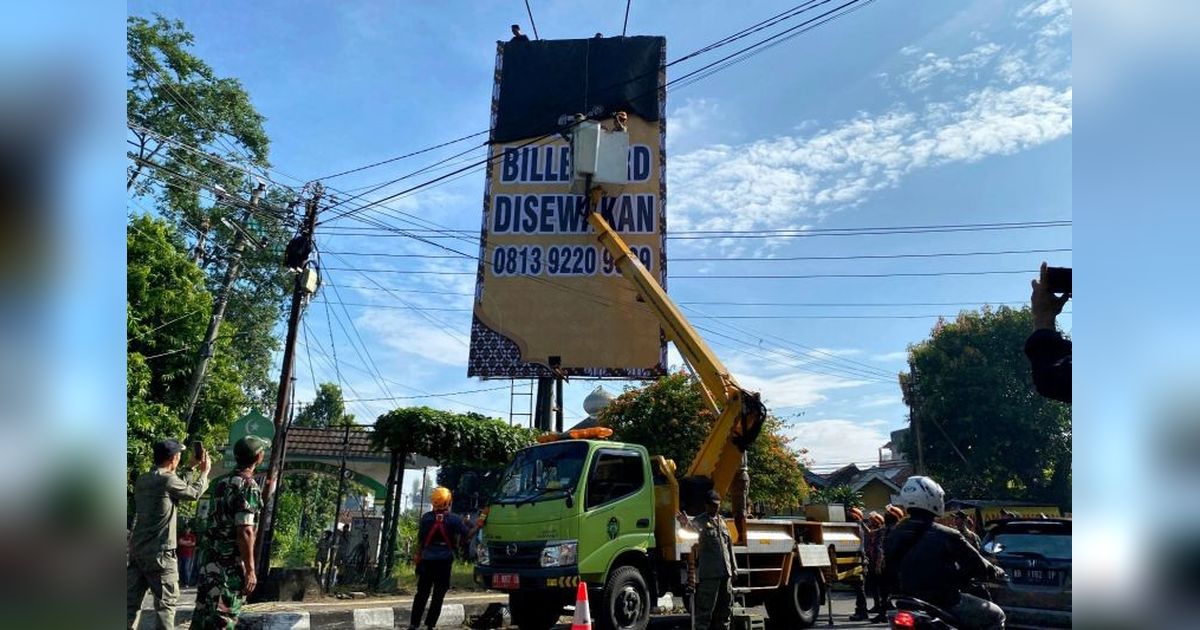 Pemkot Yogyakarta Tertibkan Puluhan Reklame Tak Berizin